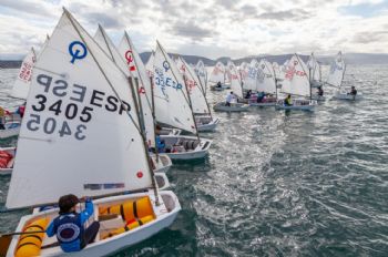 Nuestros regatistas de la Escuela de la clase Optimist no paran en agosto - 