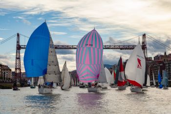 Volvi� el encanto de la Regata del Gallo con 75 barcos bajo el Puente Colgante - 