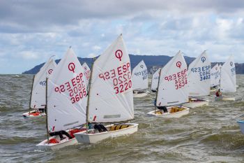 La Regata OptiGetxo-Memorial Jos� Luis Azqueta se decide con cuatro pruebas en la segunda jornada - 