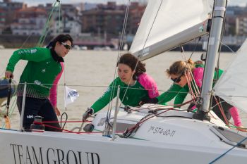 Dos equipos femeninos del R.C.M.A.-R.S.C. navegan en Galicia en el inicio del curso de la Liga Iberdrola - 
