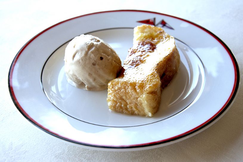 Torrija de brioche camarelizada con helado de avellana